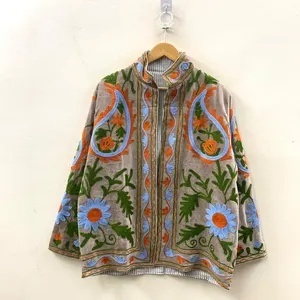 Chaqueta de terciopelo con bordado floral Suzani, abrigo estilo festival folclórico uzbeko con relleno de algodón para ropa exterior tipo bomber/duster a precio económico. - Product Image 3