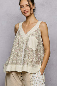 Camiseta sin mangas con cuello en V y bolsillo frontal POL Floral - Product Image 6