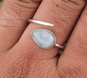 Anillo de compromiso y boda bohemio de plata de ley 925 con piedra lunar arcoíris natural en forma de pera y destello azul en forma de lágrima - Product Image 6
