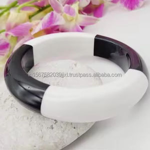 Brazaletes de latón del fabricante de resina Vintage de color clásico con perlas, diamantes, regalos de aniversarios cristianos florales - Product Image 1