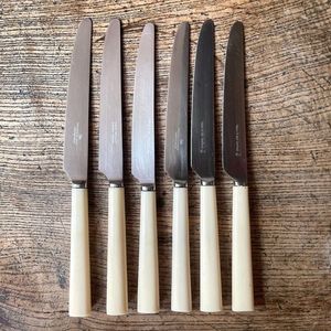 Ensemble de couverts artisanaux en os et bois, couteaux à steak avec manches en os et lames métalliques pour service et décoration de table - Product Image 1