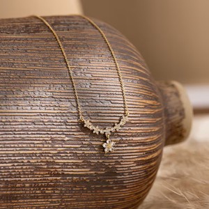Collier en argent avec fleur délicate et pierre naturelle pour femmes - Product Image 3