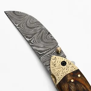 Navaja Plegable con Hoja Estampada, Mango Marrón con Diseño en Espiral y Empuñaduras Doradas Ornamentales para Equipo de Camping y Regalo para Coleccionistas - Product Image 6