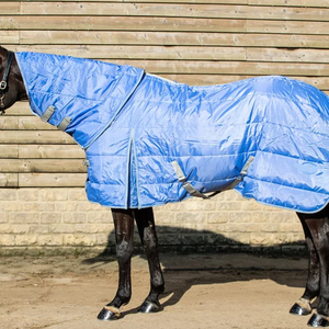 Les tapis d'écurie d'intérieur gardent les chevaux au chaud et facilement propres tout en offrant un confort durable par temps froid - Product Image 1