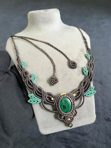 Collier en macramé artisanal en malachite avec cordon marron et pendentif feuille turquoise, bijou bohème de guérison, cadeau - Product Image 4