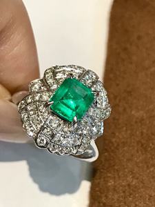Anillo de Lujo Unisex con Piedra Central Redonda de Corte Brillante, Halo de Flores con Diamantes Pavé, Engaste de Oro Sólido de 18K - Product Image 3