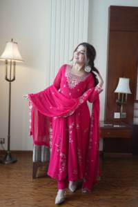 Vestido de georgette sintético con bordado de diseñador y pantalón, y dupatta de georgette sintético, completamente cosido, listo para usar. - Product Image 5