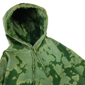 Sudadera con capucha Glory Customize Pullover verde y oliva, estilo streetwear, con capucha ajustable, bolsillo frontal y corte holgado, unisex. - Product Image 3