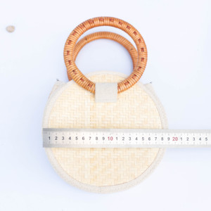 Sac rond tissé à la main en forme de feuille avec motif de lotus rose – Accessoire artisanal haut de gamme - Product Image 6