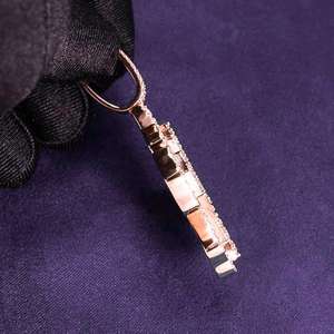 Pendentif Croix Chrétienne de Luxe en Argent Sterling 925 Plaqué Or Rose avec Diamant Taille Émeraude Cultivé en Laboratoire et Chaîne Maillons – Bijou - Product Image 4