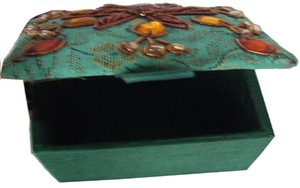 Boîte à bijoux carrée en textile écologique faite à la main, doublure en velours rose, présentoir pour collier à perles blanches, broderie machine, design de créateur - Product Image 3