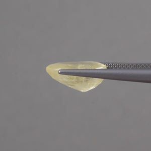 Zafiro Amarillo Suelto, Gema de 13x9mm, Corte Ovalado, 6.32 Quilates, Certificado IGI, 100% Natural, Cambio de Color por Encerado/Enhuacado, Buena Calidad - Product Image 2