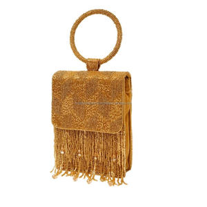 Pochette enveloppe légère et écologique en perles dorées avec anse en anneau et pompon décoratif pour soirée - Product Image 1