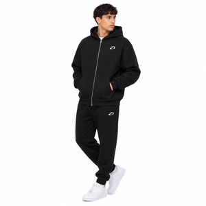Survêtement Homme Noir Uni en Molleton de Coton Épais Décontracté avec Fermeture Éclair Intégrale, Deux Pièces, Capuche et Poche Avant, Logo Personnalisé, Fabricant OEM en Gros - Product Image 1