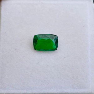 พลอยทซาโวไรต์ทรงคุชชั่น น้ำหนัก 4.26 กะรัต คุณภาพระดับ AAA พร้อมความเงางามระดับ AAA และสีเขียวสดใส ตัดและขัดเงาอย่างสมบูรณ์แบบ - Product Image 4