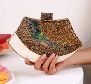 Bolso de Mano de Lujo Mother Pearl con Forro de Terciopelo, Estructura de Alambre, Decoración de Pedrería, Cierre de Broche, 4 Pulgadas, Ideal para Fiestas y Bodas - Product Image 1