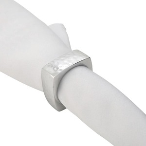 Ensemble de 4 anneaux de serviette en aluminium martelé, finition dorée et argentée, design géométrique moderne, réutilisables, pour la décoration de table lors de réceptions. - Product Image 1