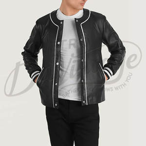 เสื้อแจ็คเก็ตบอมเบอร์หนังแท้สีดำสำหรับผู้ชาย แบบไม่มีปก แต่งขอบสีขาวและปลายแขนเสื้อแบบริบแถบลาย - Product Image 1