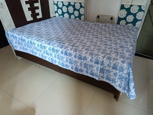 Cubrecama Floral con Estampado de Pájaros, Estilo Bohemio, Moderno, para Todas las Estaciones, de Mezclilla Estampada, con Relleno de Algodón Hecho a Mano, para Uso Doméstico - Product Image 1