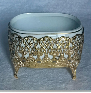 Soporte para jabón de alambre de latón estilo vintage con un brazo curvo único y bandeja de drenaje de malla, disponible a precios de mayorista. - Product Image 2