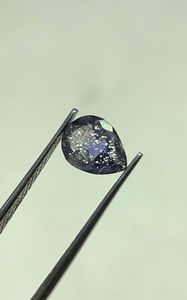 Iolite naturelle brillante et chatoyante, taille poire, effet pierre de soleil. - Product Image 2