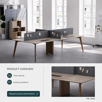Poste de travail de bureau moderne pour 4 personnes avec dessus en imitation bois, écrans d'intimité gris foncé et rangement central
