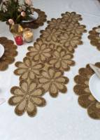 Ensemble de sets de table ronds en coton faits à la main avec broderie florale et travail de point d'iguile, chemin de table pour la décoration de la maison