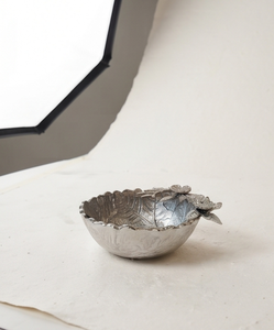 Objet décoratif sculptural d'art en argent texturé, style minimaliste contemporain, en forme de récipient, pour commande en gros, en stock - Product Image 3