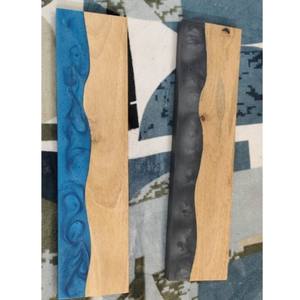 Tabla de servir artesanal, duradera y ecológica de resina epoxi azul y madera de río, bandeja decorativa para queso, charcutería y aperitivos. - Product Image 1