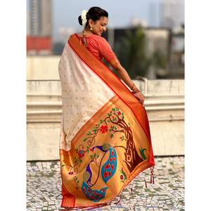 Sari long pour femme en soie Paithani traditionnelle Elite Weaves avec motifs tissés Zari et pallu paon Meenakari - Product Image 2