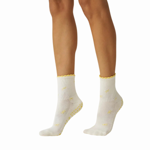 High Quality Custom Cotton Jacquard <b>Bow</b> Logo Grip Socks Custom Pilates Socks for Women Anti Slip Grip Yoga Socks Casual Wear - Product Image 3