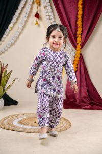 Kurta Farshi Salwar pour filles en coton à manches longues, orné de dentelle florale et imprimé numérique, pour fêtes et mariages - Blanc, toutes saisons, coupe classique - Product Image 3