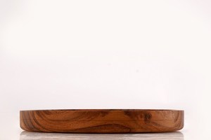 Plateau de service rond en bois poli fait main Curio Craft, plat minimaliste en bois massif écologique pour la décoration de table - Product Image 5