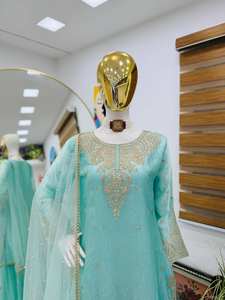 ชุดผ้าไหมฟานดี้เย็บติดกันอย่างประณีต – ชุดแต่งงานอินเดียสุดหรูพร้อมงานประดับเพชรและผ้าคลุมไหล่ขอบหยัก - Product Image 3