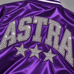 Chaqueta Varsity Astra Morada para Hombre, con Logotipo de Letras en Lentejuelas, Cierre de Botones Cubiertos, Cuello Alto Transpirable, Estilo Preppy, Corte Regular - Product Image 5