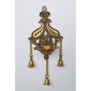 Support de Diya en laiton élégant en forme de paon pour la décoration intérieure, lampe à huile en laiton aspect antique en forme de paon à prix de gros abordable - Product Image 2