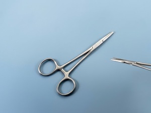 Pinces hémostatiques chirurgicales droites en acier inoxydable pour la chirurgie générale, certifiées CE, classe I, instrument manuel - Product Image 2