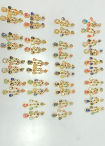 Boucles d'oreilles de qualité supérieure inspirées de Sabyasachi, look classique, s'adaptent à toutes les tenues, parfaites pour les soirées, magnifiques boucles d'oreilles tendance. - Product Image 3