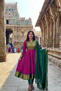 NOIIR PIGEON Conjunto de Traje de Seda Vichitra Premium para Mujer con Borde de Jacquard Zari y Dupatta de Georgette de Diseño para Bodas y Eventos - Product Image 3