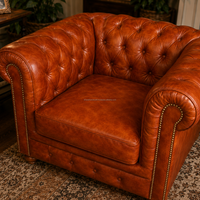 Klassisches Einzel-Chesterfield-Ledersofa Handgefertigte Polsterung Abgerundete Armlehnen Massivholzbeine Luxus-Apartment Outdoor