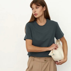 Camiseta Corta Negra Minimalista con Logotipo para Mujer, Cuello Redondo, Manga Corta, Diseño de Corte Regular, Tejido Jersey, para Todas las Temporadas, OEM ODM - Product Image 2