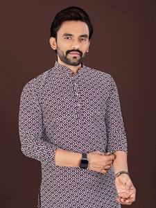 Kurta traditionnel brodé à la main pour hommes, en tissu de coton doux et au style ethnique élégant - Product Image 4