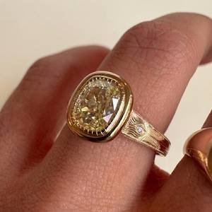 Anillo Art Deco de Moissanita con Corte Cojín de 2CT en Color Amarillo, Oro Sólido de 14K, Unisex, Regalo de Aniversario o Promesa para Parejas - Product Image 6