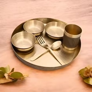Service de table en laiton personnalisé, vaisselle indienne Thali, fabrication artisanale, vaisselle traditionnelle en gros pour hôtel, restaurant, maison, restauration - Product Image 1