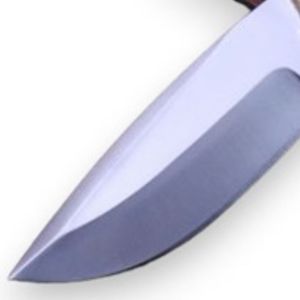 Couteaux de chasse en acier Damas fabriqués artisanallement avec une poignée en bois décorative, une lame incurvée tranchante et un motif sur la lame pour le camping et le bushcraft - Product Image 4