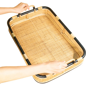 Plateau rectangulaire en bambou tressé avec poignées, style bohème, pour la table, le rangement et le service - Product Image 1