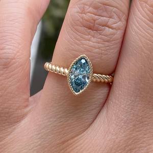 Bague de Fiançailles Vintage en Or 14K avec Diamant Bleu de Laboratoire Taille Marquise, Bande Torsadée et Sertissage Milgrain, Bague d'Anniversaire pour Femme - Product Image 4