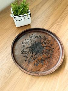 Bandeja Ovalada de Madera de Cerezo Grabada, Organizador para Sala de Estar o Entrada, Bandeja para Llaves, Bandeja Utilitaria con Diseño Rústico - Product Image 3