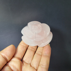 Magnifique petite fleur de quartz rose en pierre précieuse naturelle sculptée à la main pour la méditation, le Feng Shui et la décoration intérieure, en gros - Product Image 5