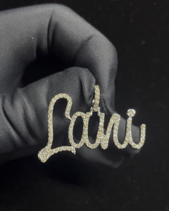 Pendentif lettre initiale cursive de luxe en Moissanite, passe le testeur de diamants, style Hip Hop, en Argent sterling 925, Or 18K et Rhodium, avec breloques serties - Product Image 1